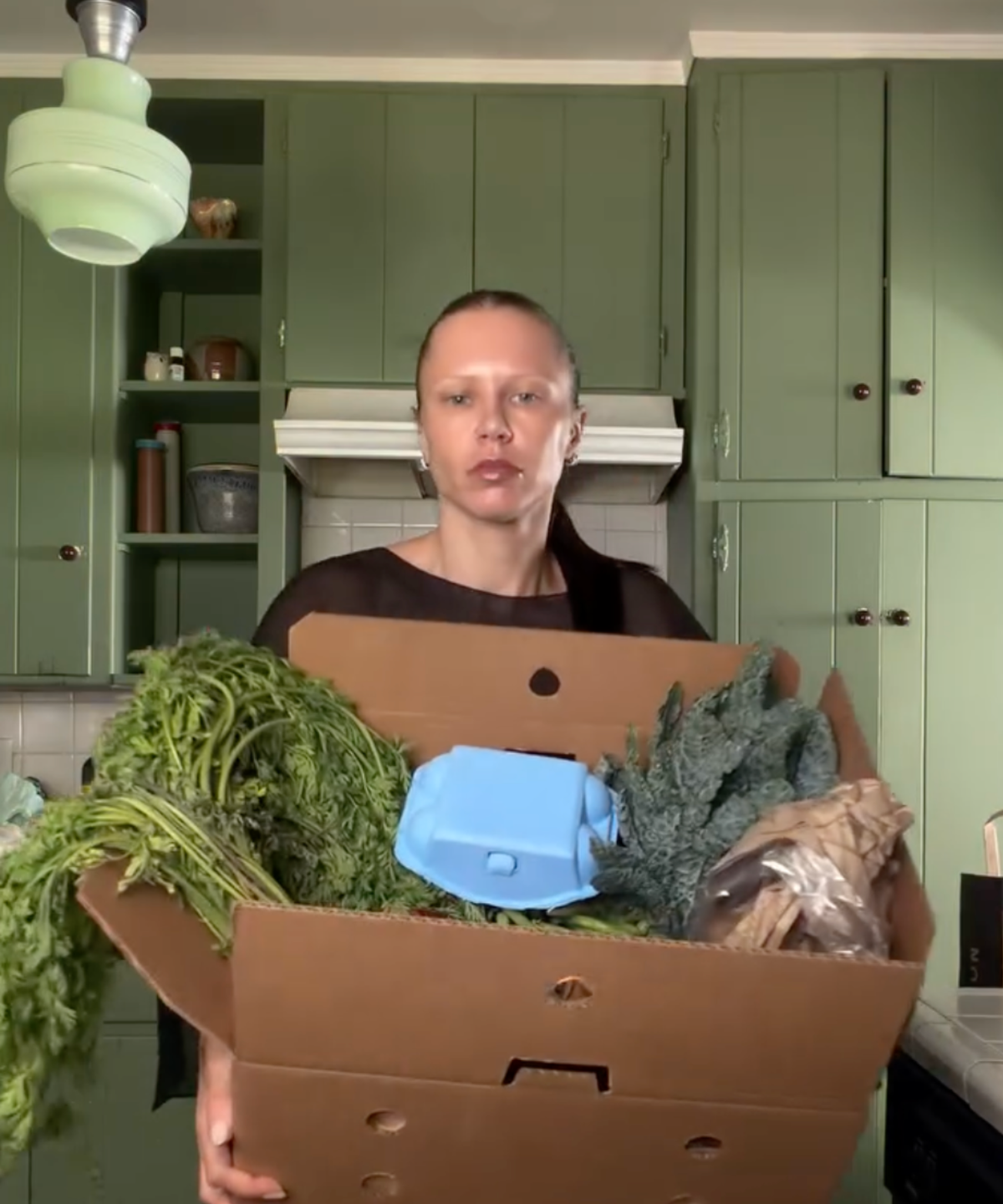 Courtney Trop of @alwaysjudging holding The Sexy Chef Box, a Market Mama farmers market produce box delivered in Los Angeles